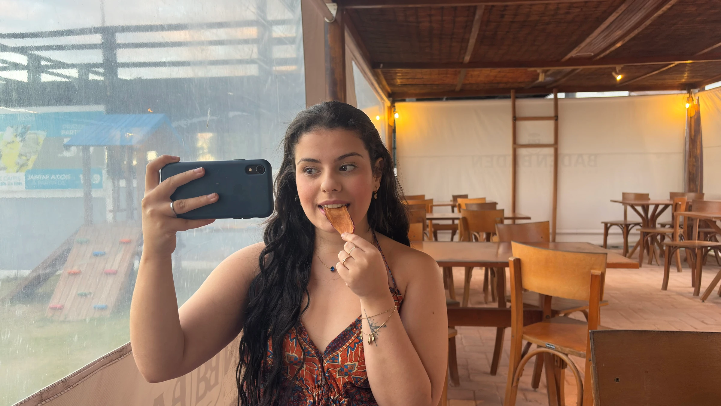 Melyssa Martins fotografando seu reflexo em um ambiente de trabalho