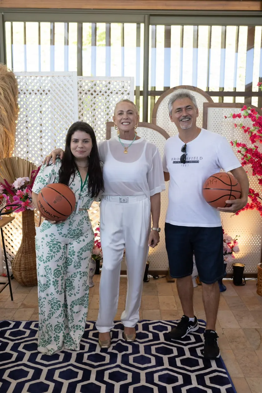 Melyssa Martins com clientes na entrega de um imóvel