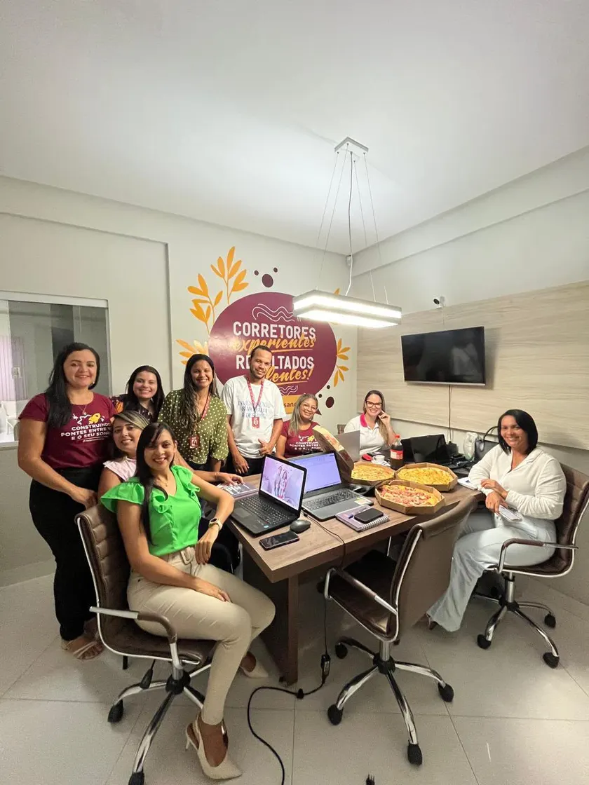 Reunião de equipe em volta da mesa