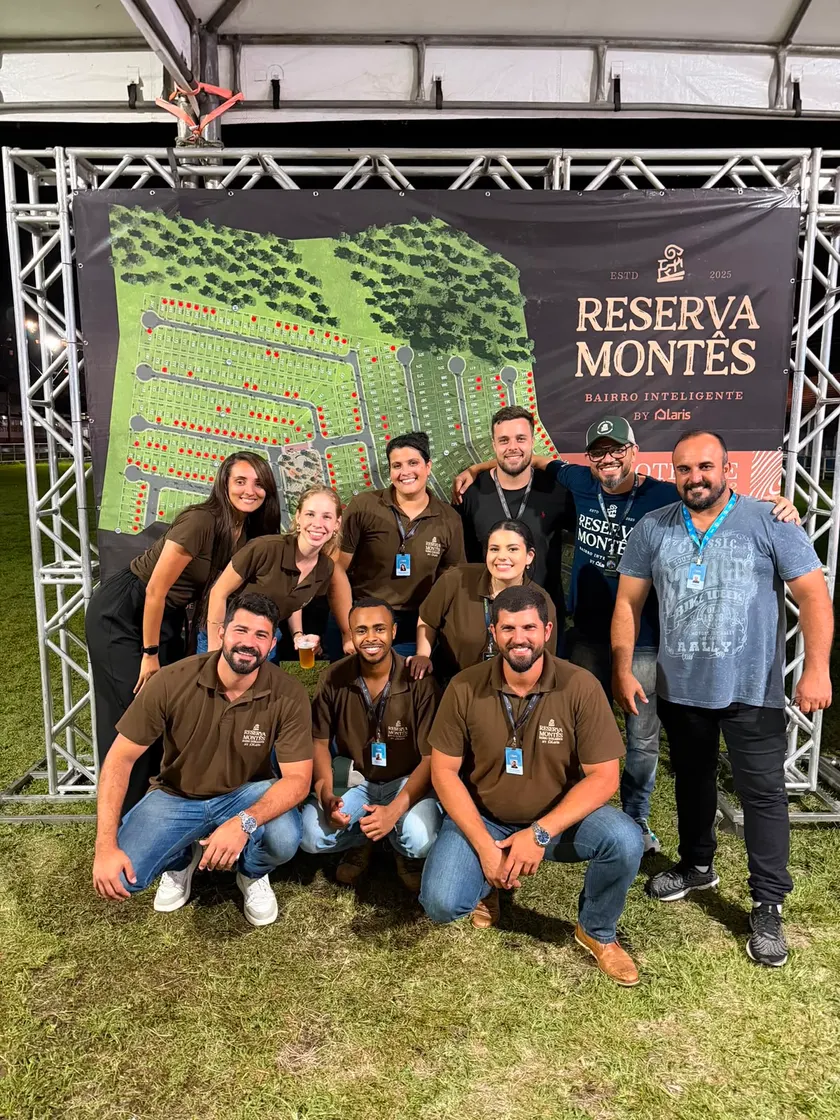 Equipe reunida em frente ao painel do Reserva Montês