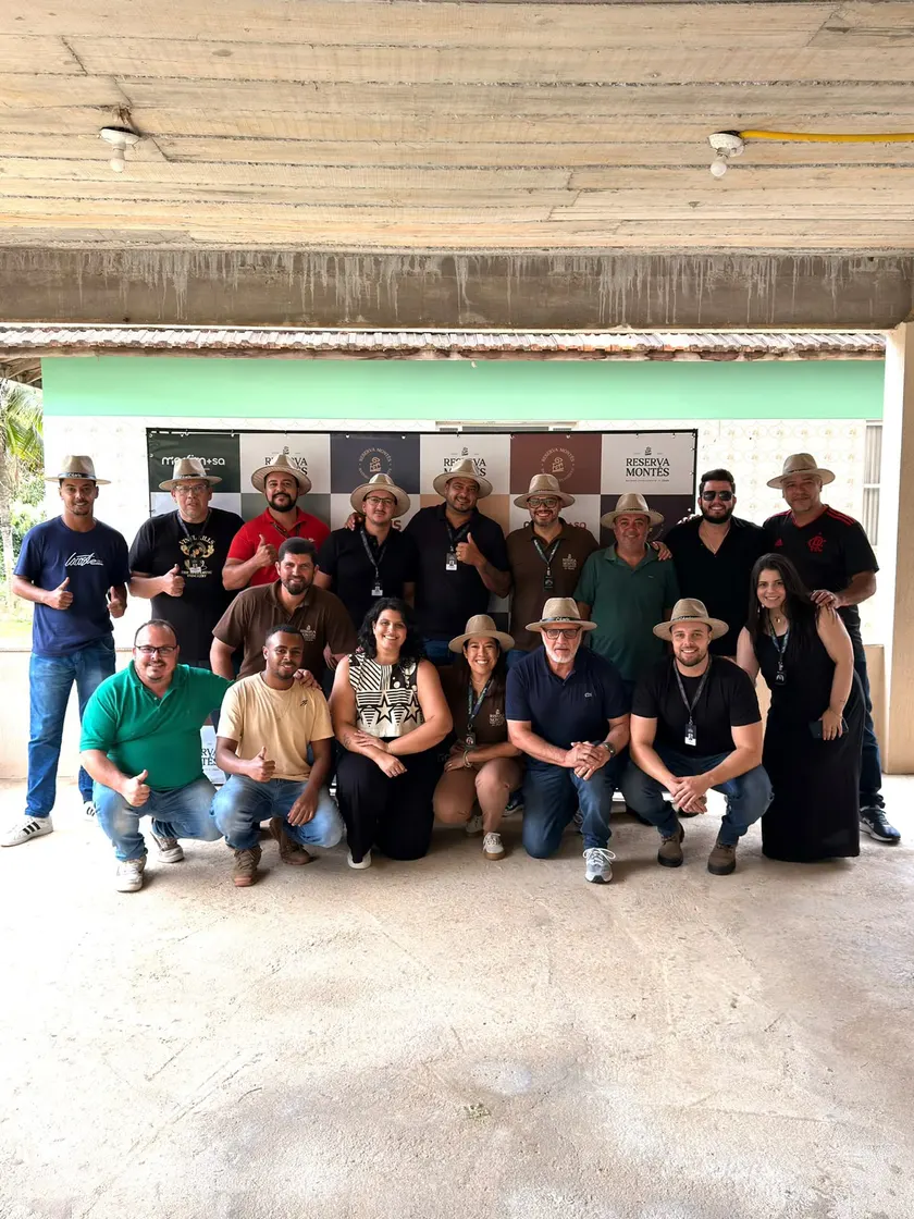 Grupo de corretores e parceiros em visita a um empreendimento