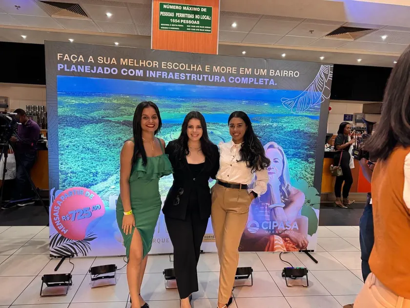 Equipe comercial em frente ao painel de um lançamento