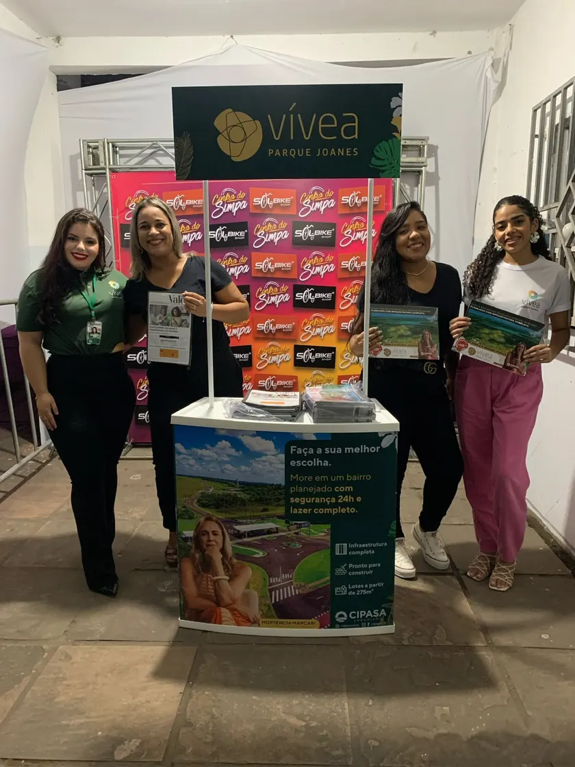 Equipe no estande de um feirão imobiliário