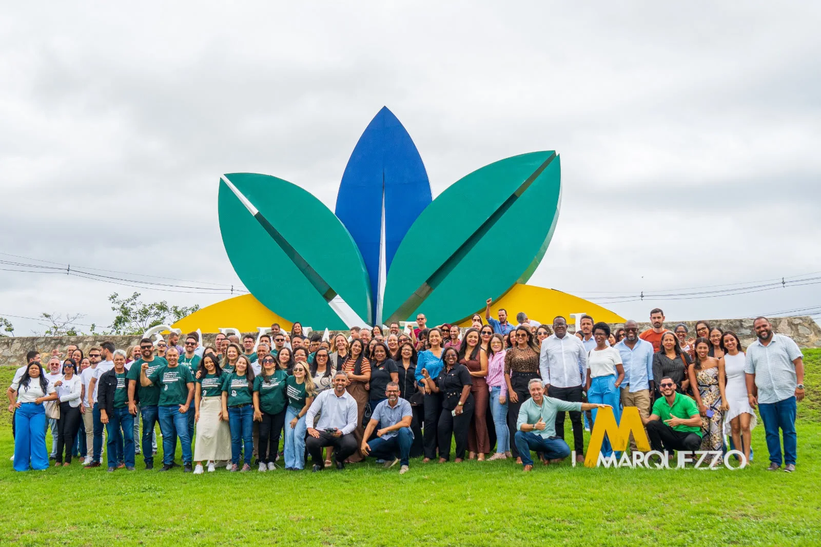 Grande equipe reunida em um encontro do mercado imobiliário