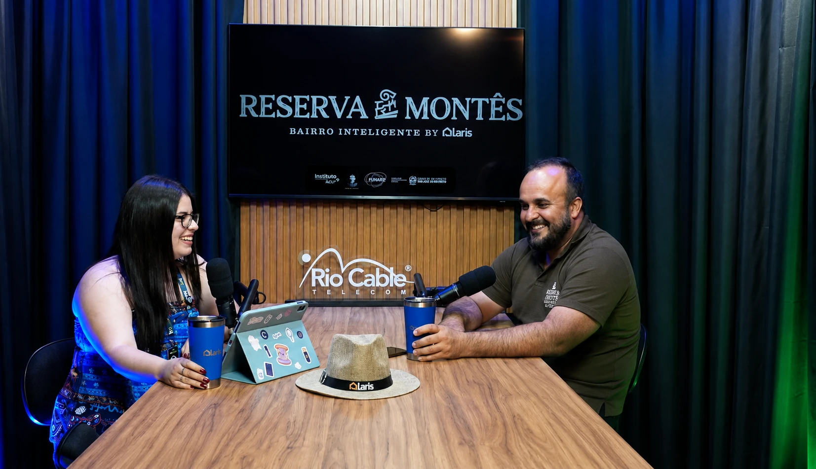 Encontro profissional gravado em um estúdio de podcast